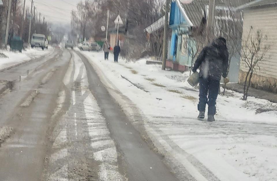 «Ходят и падают»: саратовцы жалуются на гололед на улицах райцентра